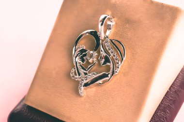 Taşlı güzel kolye