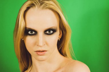 Makyaj yeşil gölgeler ile