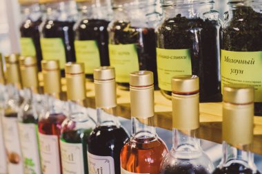 Bir kafede farklı şişeler