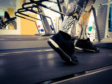 ayak koşu bandı üzerinde gitmek