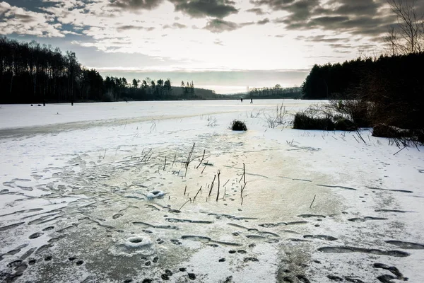 Pesca de hielo en el lago —  Fotos de Stock