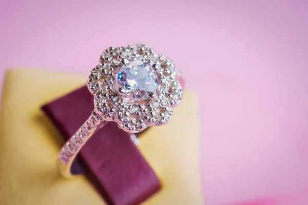 Bellissimo anello con pietre — Foto Stock