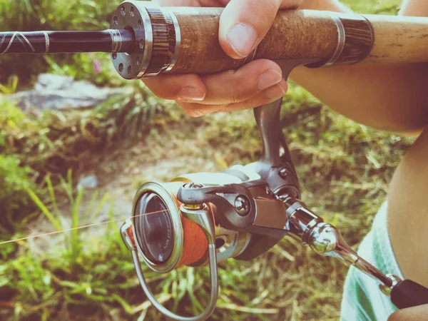 El chico está pescando — Foto de Stock