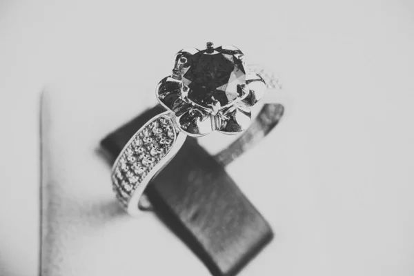 Красивое кольцо с камнями — стоковое фото