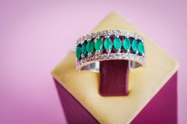 Güzel gümüş yüzük yakın