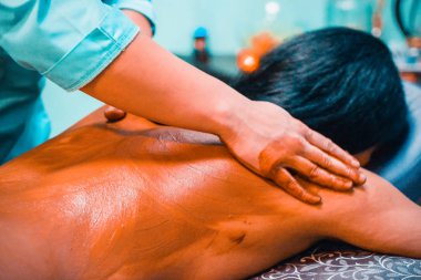 Spa salonunda çikolata masajı