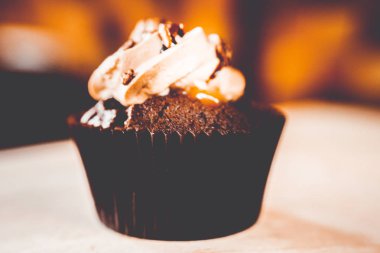 bir tepsi üzerinde pek çok güzel pastalar