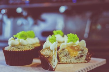 Kahve makinesi ve kafede capkake