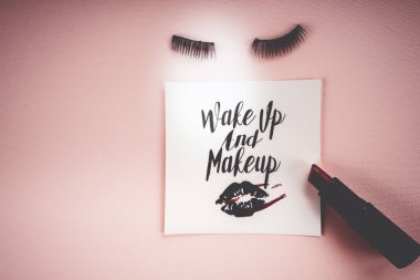 Pembe bir arka plan üzerinde çeşitli makyaj ürünleri