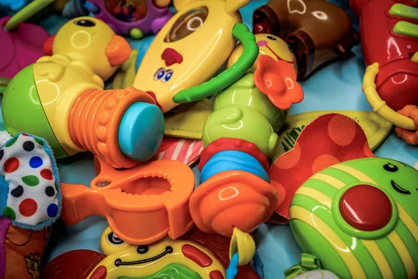 Іграшки для дитини, фон — стокове фото