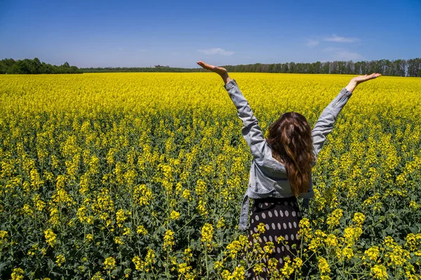A girl in a rapeseed field — Stock Photo, Image
