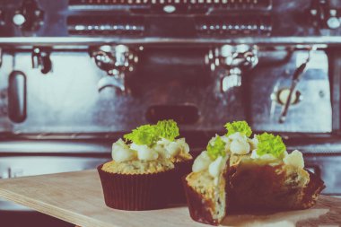 bir tepsi üzerinde pek çok güzel pastalar