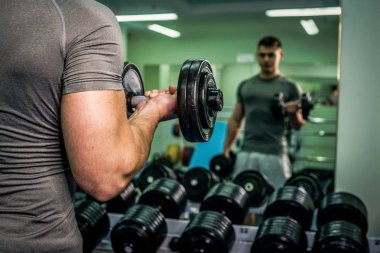 Spor salonunda vücut geliştirmeci