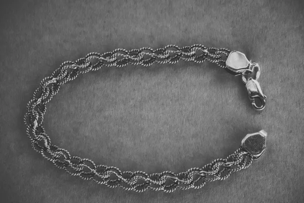 Bracelet argent sur fond bleu — Photo