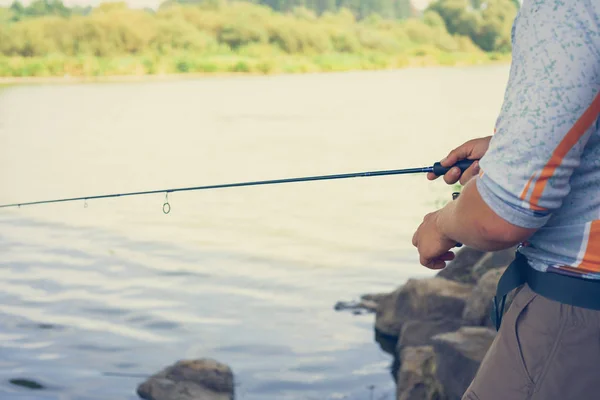 El pescador está pescando en el lago — Foto de Stock