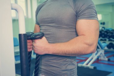 Spor salonunda vücut geliştirmeci