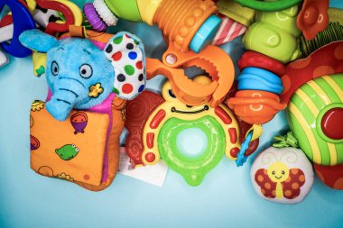 Çocukların oyuncakları çok renkli bir arka plan üzerinde