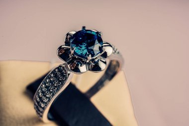 Taşlar ile güzel yüzük