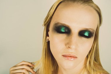 Makyaj yeşil gölgeler ile