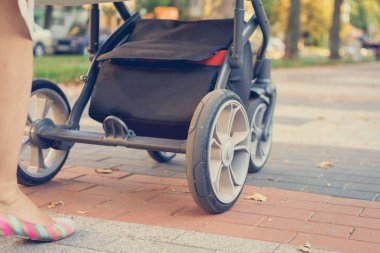 bebek arabası ve ayak üzerinde tekerlekler