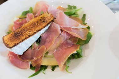 Prosciutto ve camembert peyniri ile salata