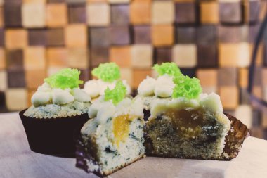 bir tepsi üzerinde pek çok güzel pastalar