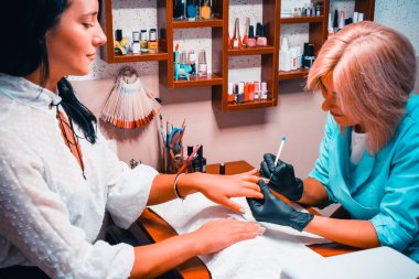 Rahat spa salonunda Manikür prosedürü