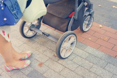 Anne üzerinde bir bebek arabası