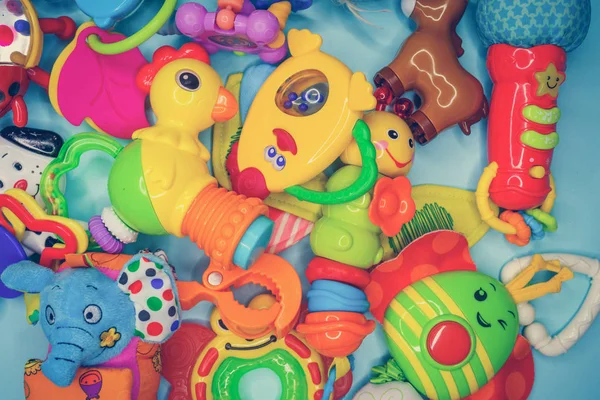 Barnens leksaker på en flerfärgad bakgrund — Stockfoto