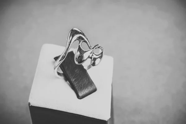Krásný Stříbrný Prsten Blízko — Stock fotografie