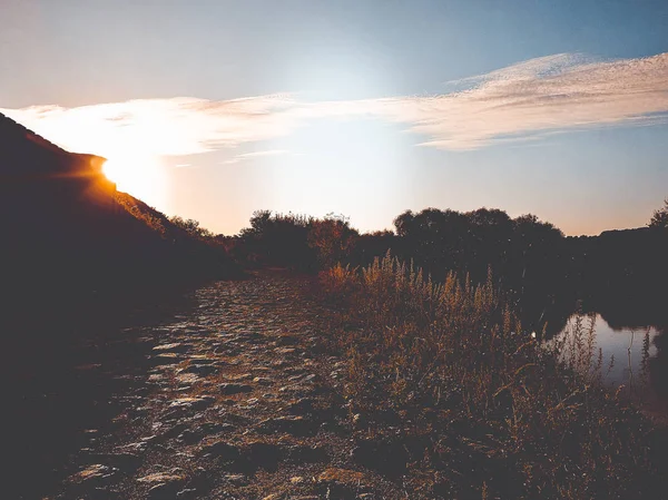 La strada lungo il fiume — Foto Stock