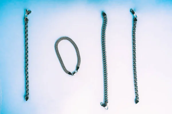 Zilveren armband op een blauwe achtergrond — Stockfoto