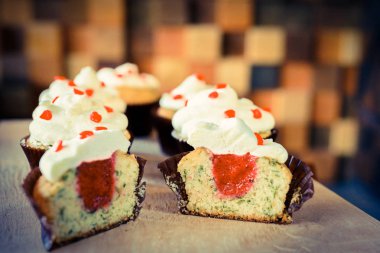 bir tepsi üzerinde pek çok güzel pastalar