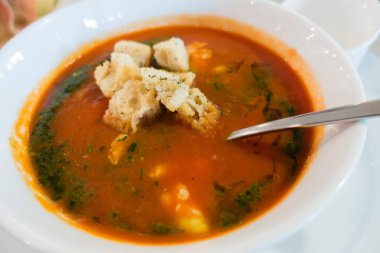 Bir tabak içinde domates çorbası