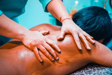 Spa salonunda çikolata masajı