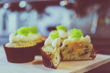 Kahve makinesi ve kafede capkake