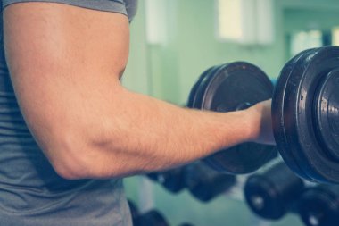 Spor salonunda vücut geliştirmeci