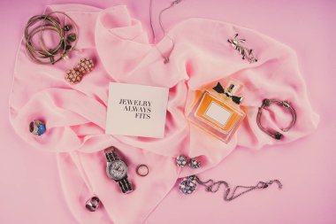 Pembe bir arka plan üzerinde çeşitli makyaj ürünleri