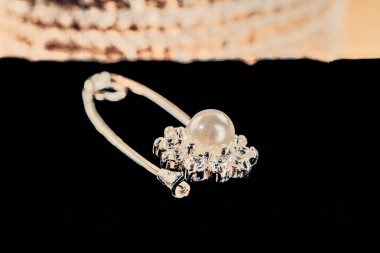 Siyah bir arka plan güzel broş