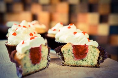 bir tepsi üzerinde pek çok güzel pastalar