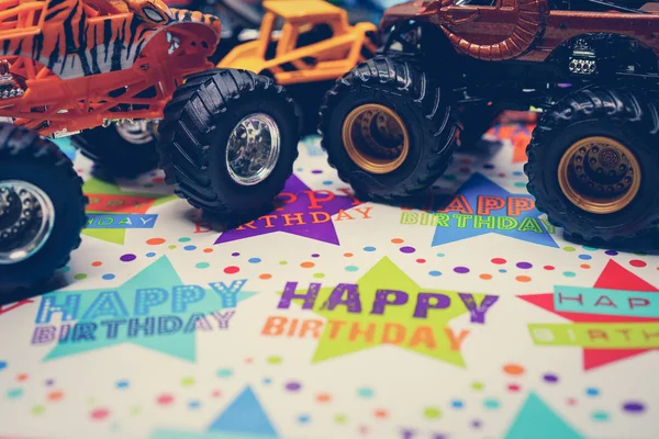 おもちゃ車の誕生日ギフト — ストック写真