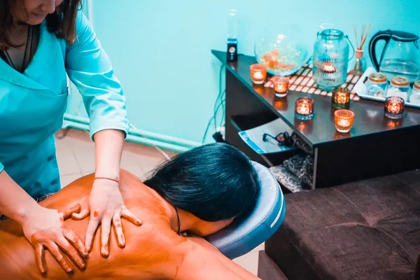 Brunette Vrouw Ontspannen Tijdens Massagebehandeling Spa — Stockfoto
