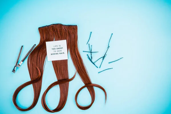 Concepto de peluquería: pelo falso y horquillas — Foto de Stock