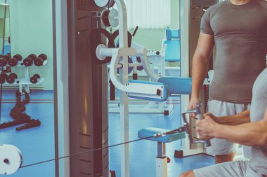 Spor salonunda vücut geliştirmeci