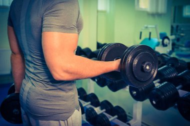 Spor salonunda vücut geliştirmeci