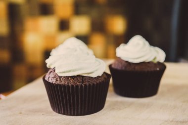 bir tepsi üzerinde pek çok güzel pastalar