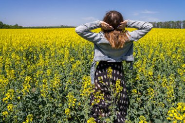 Kolza tohumu alan bir kız