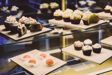 bir tepsi üzerinde pek çok güzel pastalar