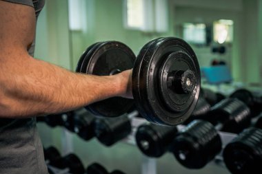 Spor salonunda vücut geliştirmeci