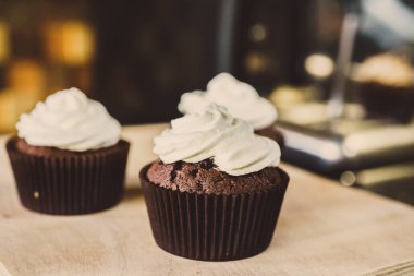 bir tepsi üzerinde pek çok güzel pastalar